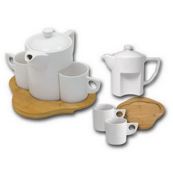 Набор чайный на 2 персоны:чайник 750 мл и 2 чашки по 220 мл,на деревянной подставке