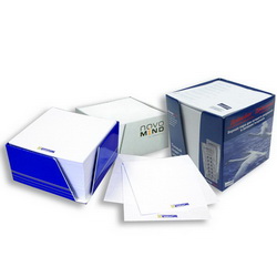 Бумажный блок в картонном диспенсере, 900 л., 10х10 см